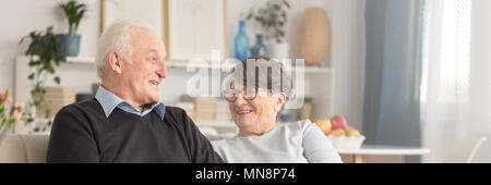 Portrait d'un vieux couple heureux de passer du temps ensemble, de rire et de profiter de leur retraite Banque D'Images