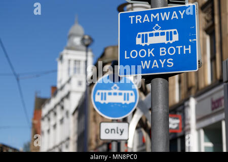 Une plaque de rue piétons Royaume-uni avertissement 'Tramway, regardez des deux côtés' sur une traversée de tramway à Sheffield. Derrière est un signe aux automobilistes d'avertissement 'Trams seulement'. Banque D'Images