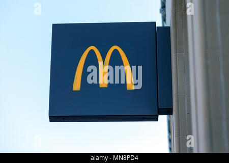 Le signe d'une succursale de la chaîne de restauration rapide McDonald's au Royaume-Uni, avec les arches d'or, en 2018, McDonald's / logo. Banque D'Images