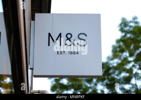 Une succursale de Marks & Spencer (M&S) au Royaume-Uni / M&S M&S, le logo de signer, Marks & Spencers logo, Marks & Spencers signe. Banque D'Images