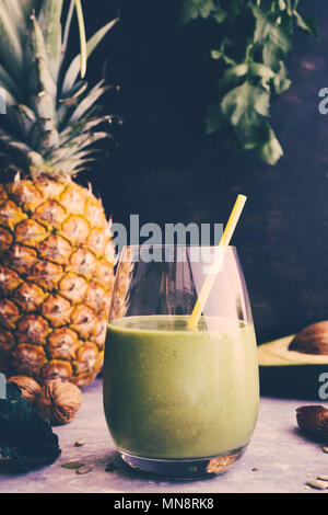 Smoothie vert sain avec kalw, banane et la date dans le verre sur un fond sombre. La désintoxication, l'alimentation, la santé, la nourriture végétarienne concept avec copie espace. R Banque D'Images