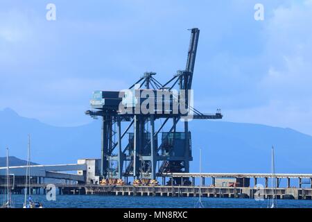 Grues / chargeurs de navires pour le déchargement de charbon pour une centrale Hunterston à Clydeport Terminal, Largs, North Ayrshire, Scotland, UK Banque D'Images