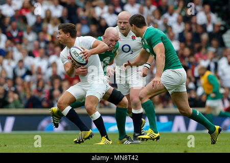 Ben Youngs l'Angleterre (Scrum-Half) capturé par le capitaine de l'Irlande Paul O'Connell (Lock) au cours de la correspondance internationale QBE entre l'Angleterre v Irlande au stade de Twickenham. Londres, Angleterre Banque D'Images