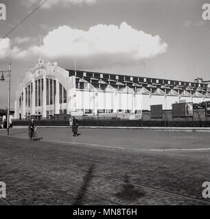 Historique 1950, photo, vue extérieure de la Salle des Rois sur l'Lisburn Road, accueil de la Société royale de l'Ulster, Belfast, Irlande du Nord. Construit en 1934, le lieu était un showground et accueilli le Balmoral Show, un salon de l'agriculture annuelle. Banque D'Images