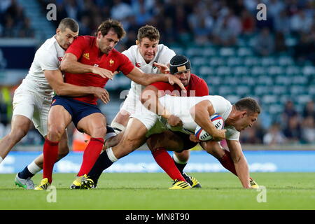 France's Alexandre Dumoulin (centre) fait tomber l'Angleterre Sam Burgess (centre) va au sol au cours de la correspondance internationale QBE entre l'Angleterre et la France à Twickenham. Londres, Angleterre. 15 août 2015 Banque D'Images