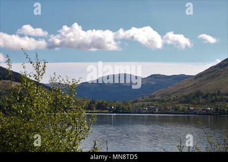 Magnifique Loch Long, Ecosse, Royaume-Uni sur une journée ensoleillée claire montrant l'eau et montagnes dans une vue à couper le souffle. Une attraction touristique populaire. Banque D'Images
