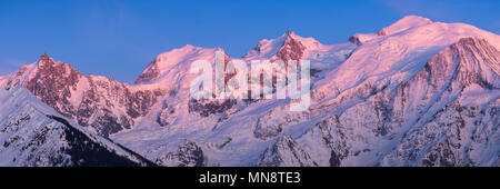 Du Mont Blanc au coucher du soleil en Haute-Savoie. De gauche à droite, l'aiguille de l'Aiguille du Midi, Mont Blanc du Tacul, mont Maudit, Mont Blanc et le dôme Banque D'Images