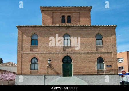 Façade de brique mudéjar avec porte et fenêtres à arc en fer à cheval de l'église de San Matias, à Madrid. L'Espagne. Banque D'Images