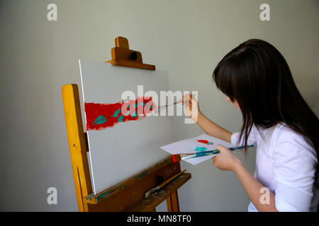 Cute little girl est peinture photo Banque D'Images