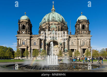 Les jeunes hommes et femmes à pied en face de la cathédrale de Berlin le 17 avril 2017 à Berlin, Allemagne Banque D'Images