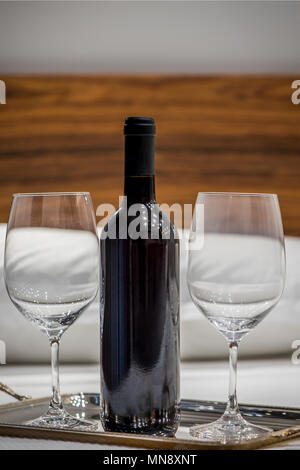 Chambre d'hôtel de luxe. Bouteille de vin et deux verres sur lit de luxe chambre hote Banque D'Images