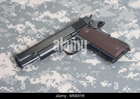 Pistolet Colt 1911 sur camouflage Banque D'Images