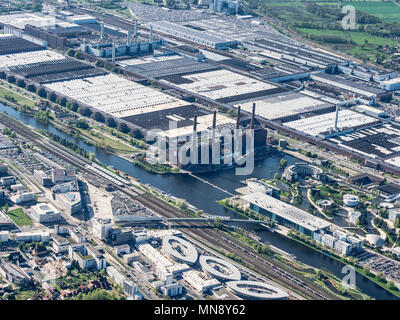 Vue aérienne de l'usine Volkswagen, Wolfsburg, Ritz Carlton Hotel, musée VW Autostadt, zone de production, chemin de fer, gare, Wolfsbourg, Basse-Saxe, Banque D'Images