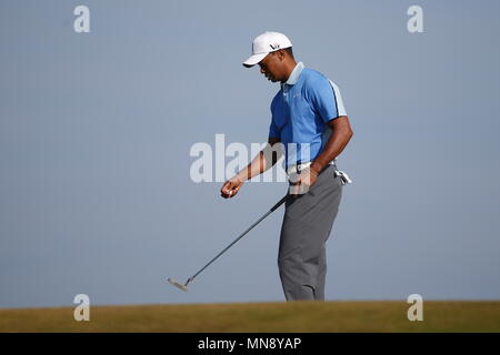 MUIRFIELD en Écosse - 17 juillet : Tiger Woods place la balle sur le 12ème green pendant le premier tour de l'Open Championship 2013 à Muirfield Golf Club Le 17 juillet 2013 en Ecosse. Banque D'Images