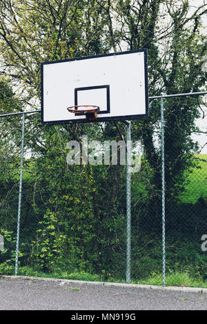 Close up d'un panier de basket-ball sans filet et rim rouillé Banque D'Images