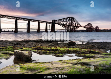 Un ancien pont ferroviaire historique en Queensferry près d'Edimbourg en Ecosse avant le coucher du soleil Banque D'Images