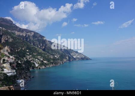 Vue sur la Méditerranée à partir de la Côte Amalfitaine route côtière, Province de Salerne, Italie Banque D'Images