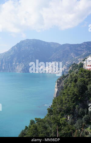Vue sur la Méditerranée à partir de la Côte Amalfitaine route côtière, Province de Salerne, Italie Banque D'Images