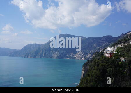 Vue sur la Méditerranée à partir de la Côte Amalfitaine route côtière, Province de Salerne, Italie Banque D'Images