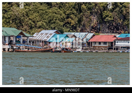 Vue partielle du village de Koh Panyee avec ses amarres et bateaux et en arrière-plan la montagne. Phuket Thaïlande Banque D'Images