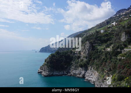 Vue sur la Méditerranée à partir de la Côte Amalfitaine route côtière, Province de Salerne, Italie Banque D'Images
