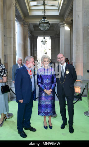 Chris Orr, SAR la Princesse Alexandra et Christopher Le Brun en arrivant à la nouvelle Académie Royale des Arts à Londres Parti d'ouverture, à célébrer leur 250e anniversaire et l'ouverture de leur nouveau campus à Burlington Gardens. Banque D'Images