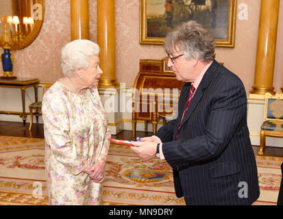 La reine Elizabeth II et Paul Muldoon après qu'elle lui a remis la médaille d'or de la Reine pour la poésie, au cours d'une audience privée au palais de Buckingham à Londres. Banque D'Images