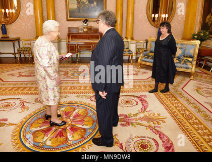 La reine Elizabeth II avec Paul Muldoon et poète lauréat Carol Ann Duffy (droite), avant qu'elle lui a remis la médaille d'or de la Reine pour la poésie, au cours d'une audience privée au palais de Buckingham à Londres. Banque D'Images