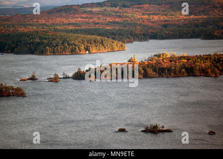 Montagnes et lac Squam dans le New Hampshire au temps d'automne Banque D'Images