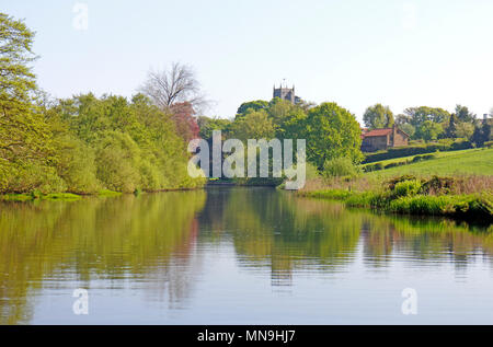 Une scène idyllique sur la rivière Bure sur les Norfolk Broads à Belaugh en amont de Wroxham, Norfolk, Angleterre, Royaume-Uni, Europe. Banque D'Images