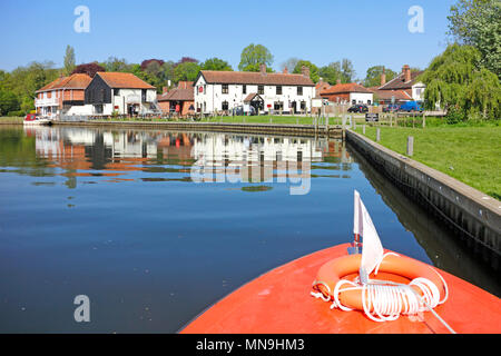 Une journée de voitures voile approchant le soleil levant sur la rivière Bure sur les Norfolk Broads à Coltishall, Norfolk, Angleterre, Royaume-Uni, Europe. Banque D'Images