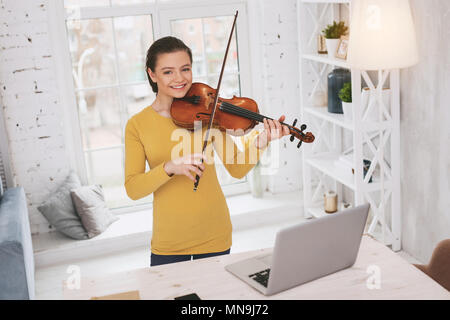 Belle fille à la caméra à droite Banque D'Images