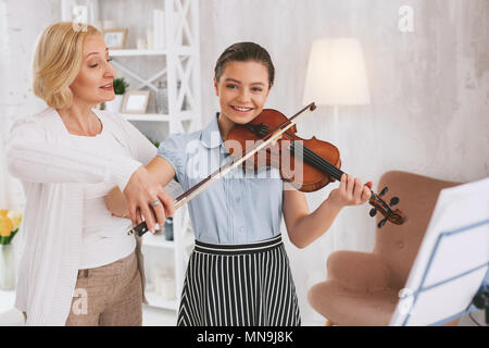 Heureux girl looking at camera tout droit Banque D'Images