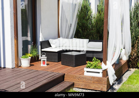 Chillout Lounge sur terrasse en bois Banque D'Images