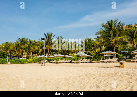 Parasols et de palmiers sur la plage de Geger à Nusa Dua, Bali, Indonésie Banque D'Images