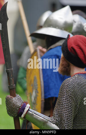 Saint Petersburg, Russie - le 13 juillet 2017 : Festival culturel et historique - Fédération de guerrier en cotte de mailles avec hache Banque D'Images