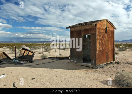 Old Wooden outhouse, abandonnés et survécu, une ruine, dans le désert de Mojave, le haut désert, me demande Valley, Californie, USA. Banque D'Images
