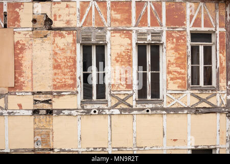 Façade d'une vieille maison en brique avec charpente en bois patiné plâtre endommagé et exposer le briquetage Banque D'Images