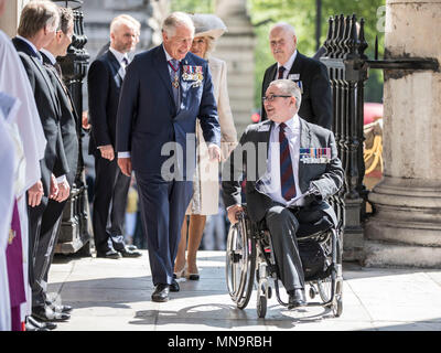 Le Major Peter Norton GC, qui a perdu un bras et une jambe tout en dirigeant une équipe de neutralisation en Iraq en 2005, accueille le prince de Galles et la duchesse de Cornouailles qu'ils arrivent pour un service à l'appui de la Croix de Victoria et de l'Association George Cross de St Martin-in-the-Fields à Londres. Banque D'Images