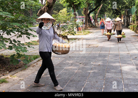 Hanoi, Vietnam - Octobre 27, 2017 : vendeur de rue, la vente de fruits est à la rue à Hanoi au Vietnam. Banque D'Images