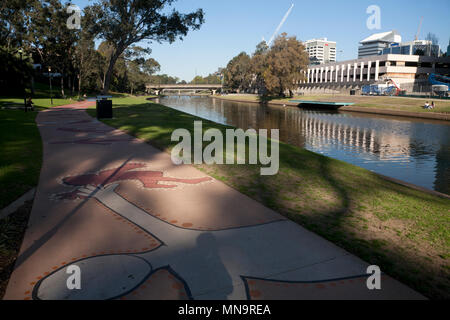 Symboles & les chiffres décrivant les aspects de la vie des autochtones de la rivière parramatta sentier Riverside parramatta sydney New South Wales australie Banque D'Images