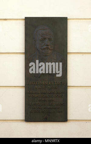 Plaque commémorative à République tchèque Antonín pianos Petrof (1839 - 1915) sur sa maison à Rokitanského Street à Hradec Králové dans l'Est de la Bohème, en République tchèque. Antonin Petrof construit son premier piano à l'atelier à la Chambre en 1864. Banque D'Images