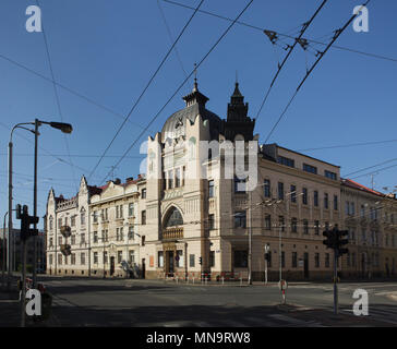 Ancienne synagogue conçu par l'architecte Václav Weinzettl dans le style mauresque (1905) dans la région de Hradec Králové en Bohême de l'Est, République tchèque. Banque D'Images