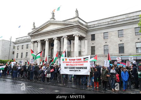 Assister à un rassemblement des manifestants appelés par la campagne de solidarité Ireland-Palestine (IPSC) sur O'Connell Street à Dublin après plus de 60 Palestiniens ont été tués et 2 000 blessés par les forces israéliennes au cours des manifestations de lundi. Banque D'Images