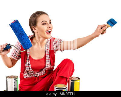 Réparation accueil woman holding paint roller pour papier peint. Banque D'Images