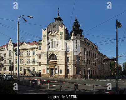 Ancienne synagogue conçu par l'architecte Václav Weinzettl dans le style mauresque (1905) dans la région de Hradec Králové en Bohême de l'Est, République tchèque. Banque D'Images