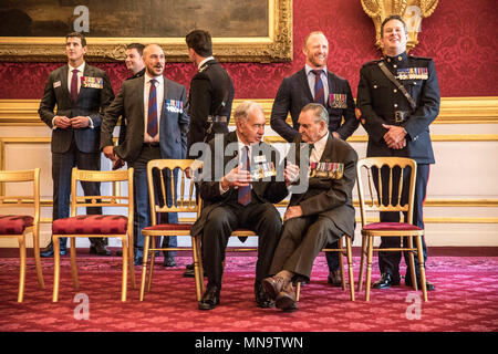 La Croix de George Lowe Alf (assis à gauche) parle à reçu la Croix de Victoria Keith Payne lors d'un tea party à Clarence House de Londres pour les membres de la Croix de Victoria et George Cross Association. Banque D'Images