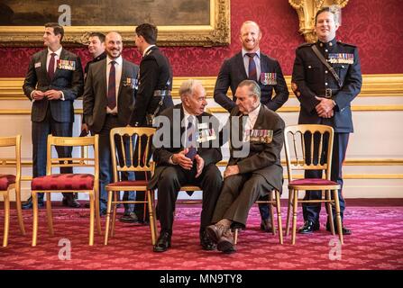 La Croix de George Lowe Alf (assis à gauche) parle à reçu la Croix de Victoria Keith Payne lors d'un tea party à Clarence House de Londres pour les membres de la Croix de Victoria et George Cross Association. Banque D'Images