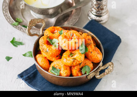 - Cuisine traditionnelle turque fellah koftes, polpettes de boulgour et de semoule en sauce tomate avec du persil et l'ayran. Middle Eastern food concept. Banque D'Images