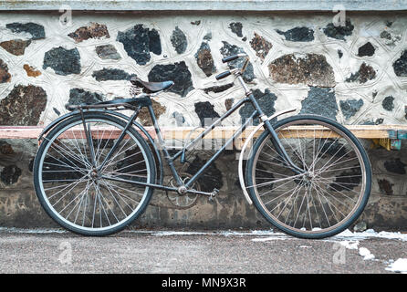 Vintage bicycle sur le mur de pierre. Après-midi dans la petite ville d'Europe Banque D'Images